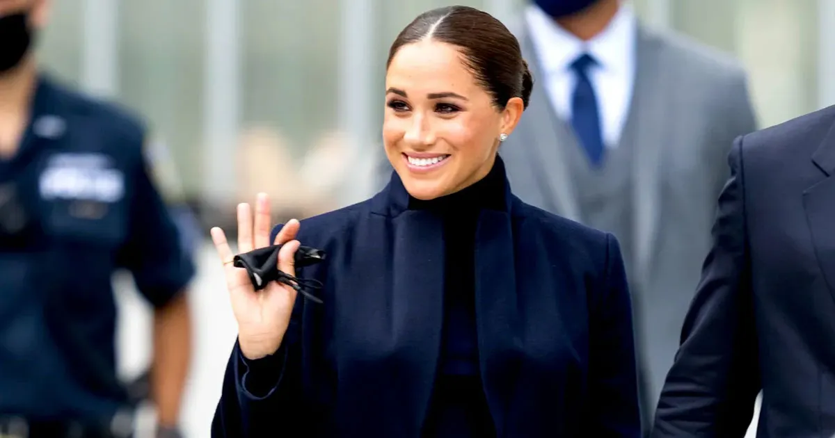 Kunjungi Sekolah Anak Miskin, Gaya Meghan Markle Tuai Kontroversi. Berkilau Banget, Mirip Toko Perhiasan Berjalan!
