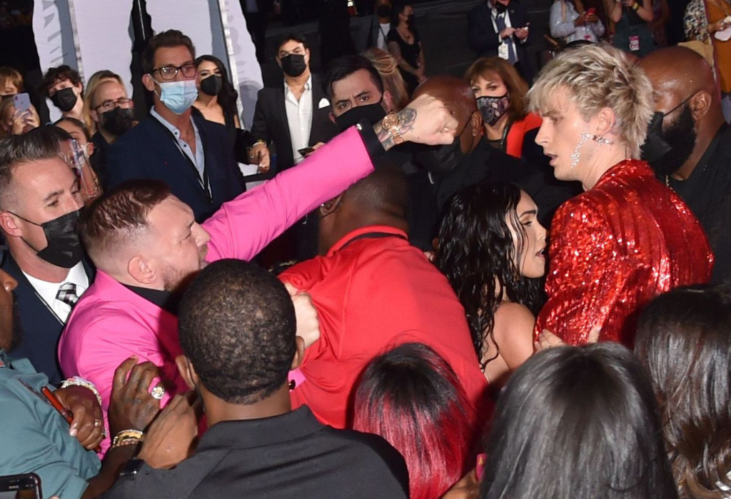 mgk-conor-mcgregor-fight
