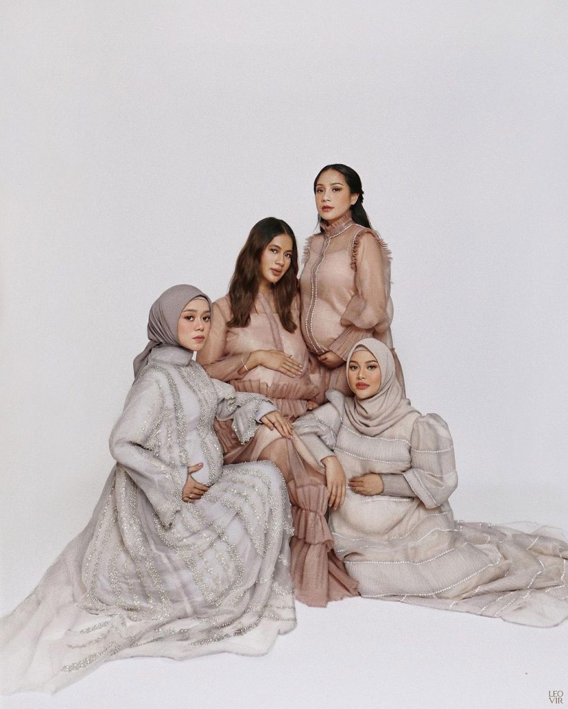 adu-gaya-the-bumils-maternity-shoot-paula-verhoeven,-lesti-kejora,-nagita-slavina-dan-aurel-hermansyah