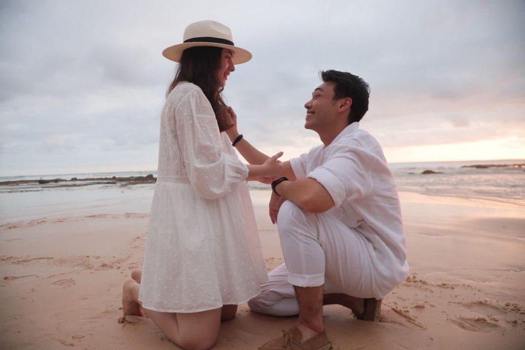 chelsea islan dilamar di tepi pantai