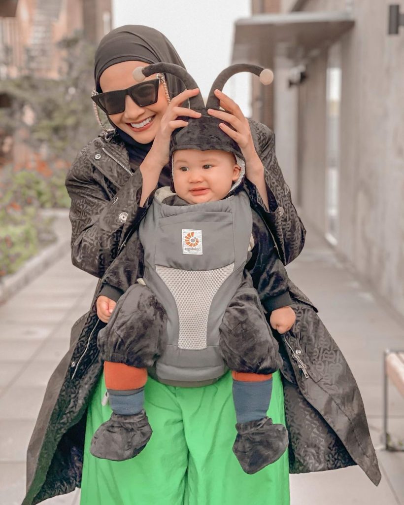 foto anak zaskia sungkar gaya jadi lebah liburan di belanda