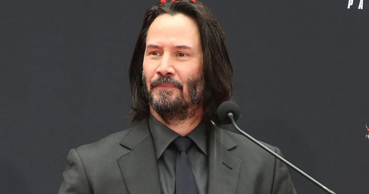Keanu Reeves Beri Hadiah Ratusan Juta untuk Empat Cowok Ini. Ngiri Nggak Sih?