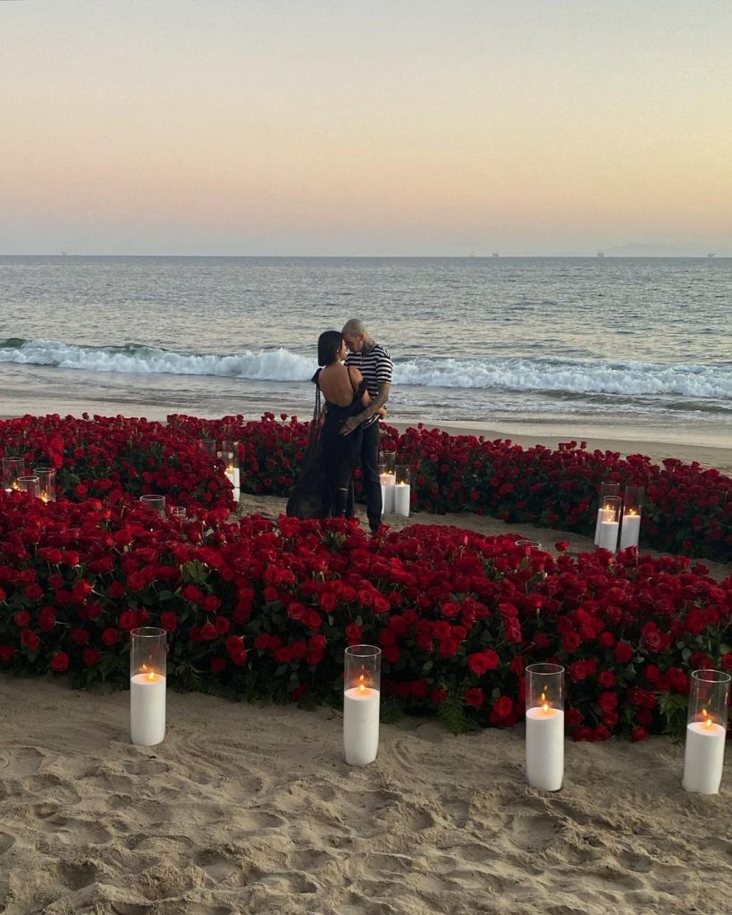 kourtney kardashian lamaran tunangan dilamar travis barker