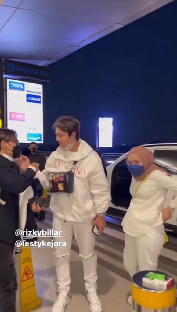 leslar baju kembar
