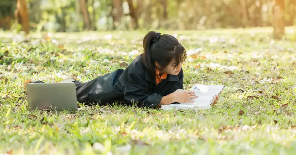 Terkenal Pelit Bicara, Ternyata Introvert Juga Bisa Menyenangkan. Ini Buktinya!