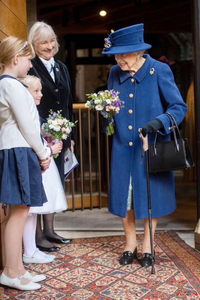 queen elizabeth ii ratu memakai tongkat bantu berjalan