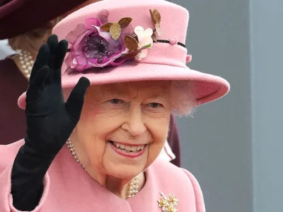 ratu-elizabeth-kondisi-sakit-tua-pakai-tongkat