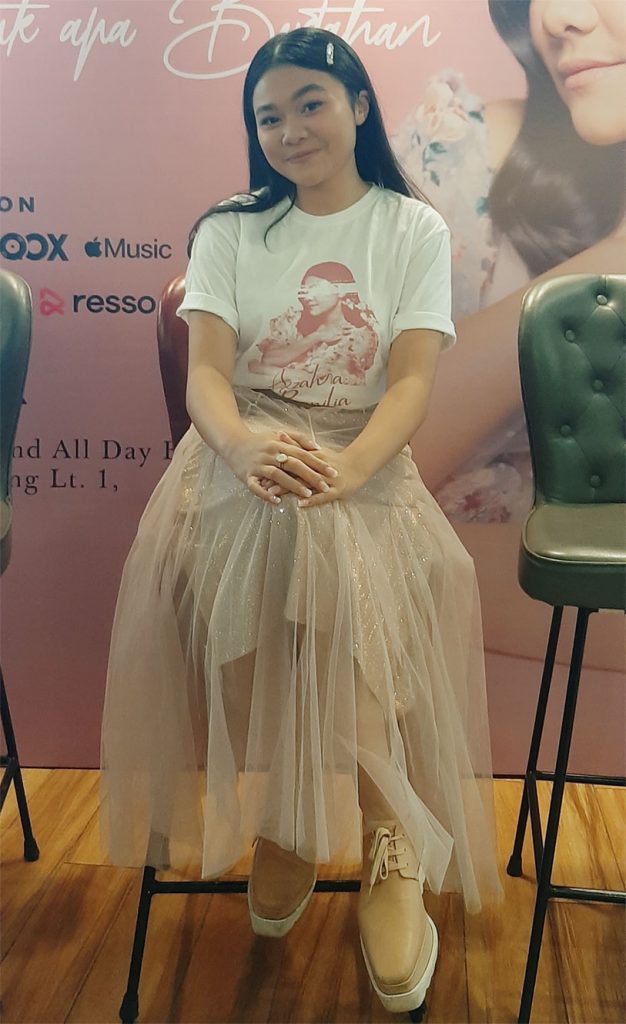 Azzahra-Banilia-lagu-baru-untuk-apa-bertahan-single-debut-perdana-1