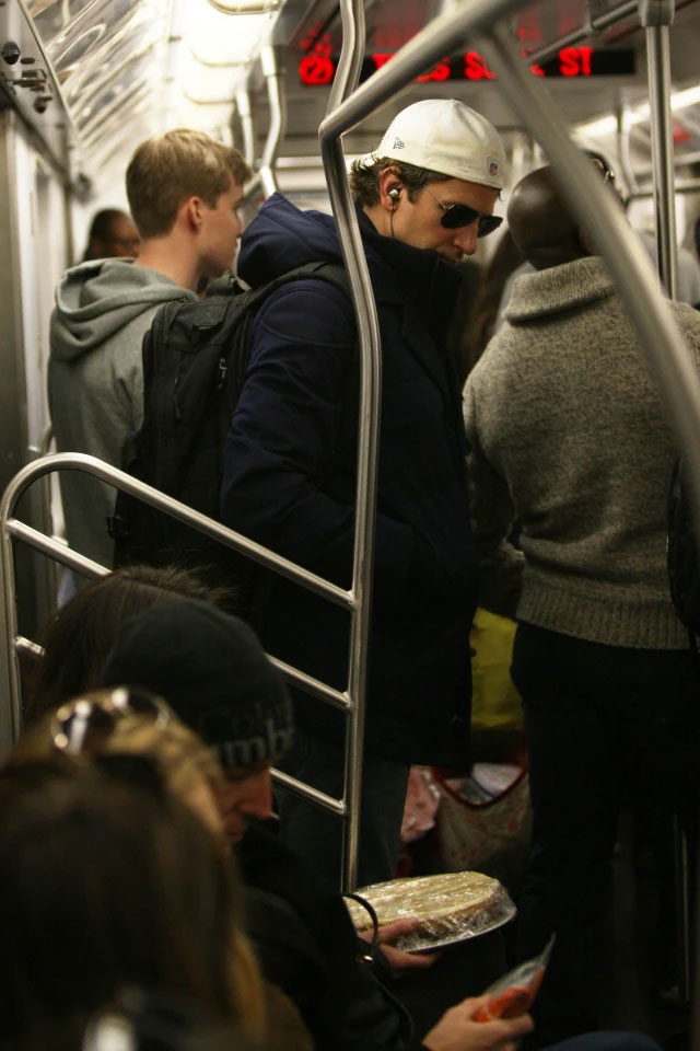 bradley-cooper-di-kereta-bawah-tanah-dibegal transportasi kendaraan umum