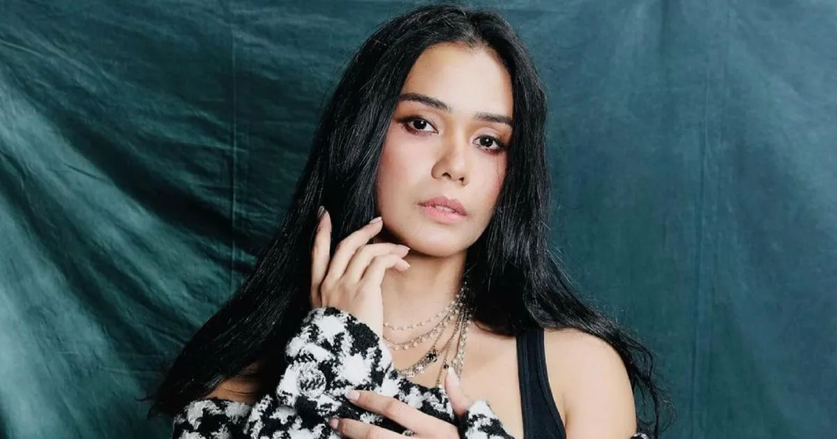 Adinia Wirasti Jadi Bos Galak dan Terjebak di Lift. Dibantuin atau Dibiarin Nih?