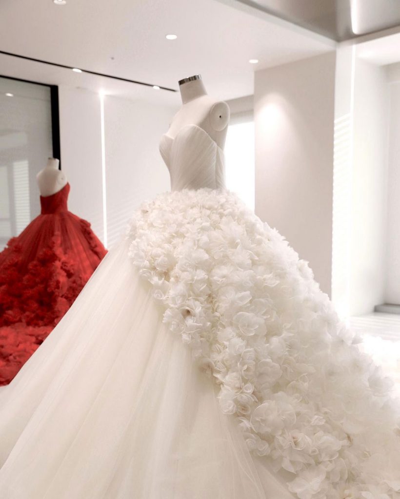 gaun-pengantin-taylor-swift-di-video-klip-i-bet-you-think-about-me-merah-putih-1