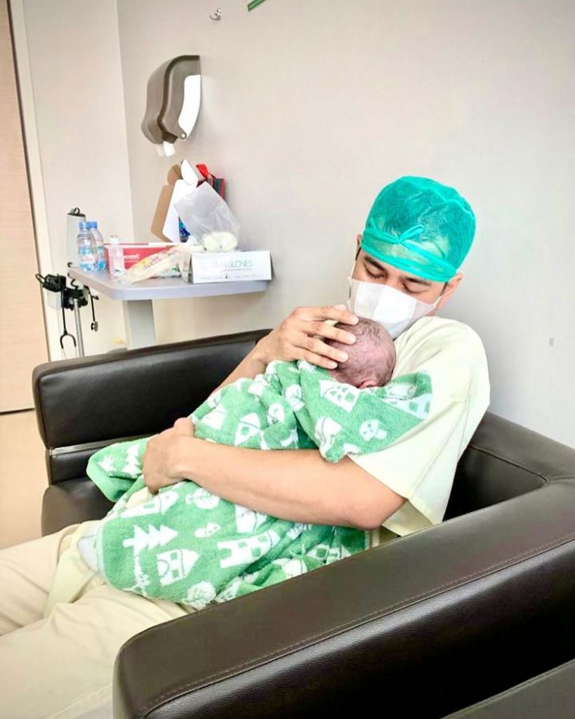 nagita-slavina-melahirkan-anak-foto-ke-dua-adik-rafathar-nama-siapa-1