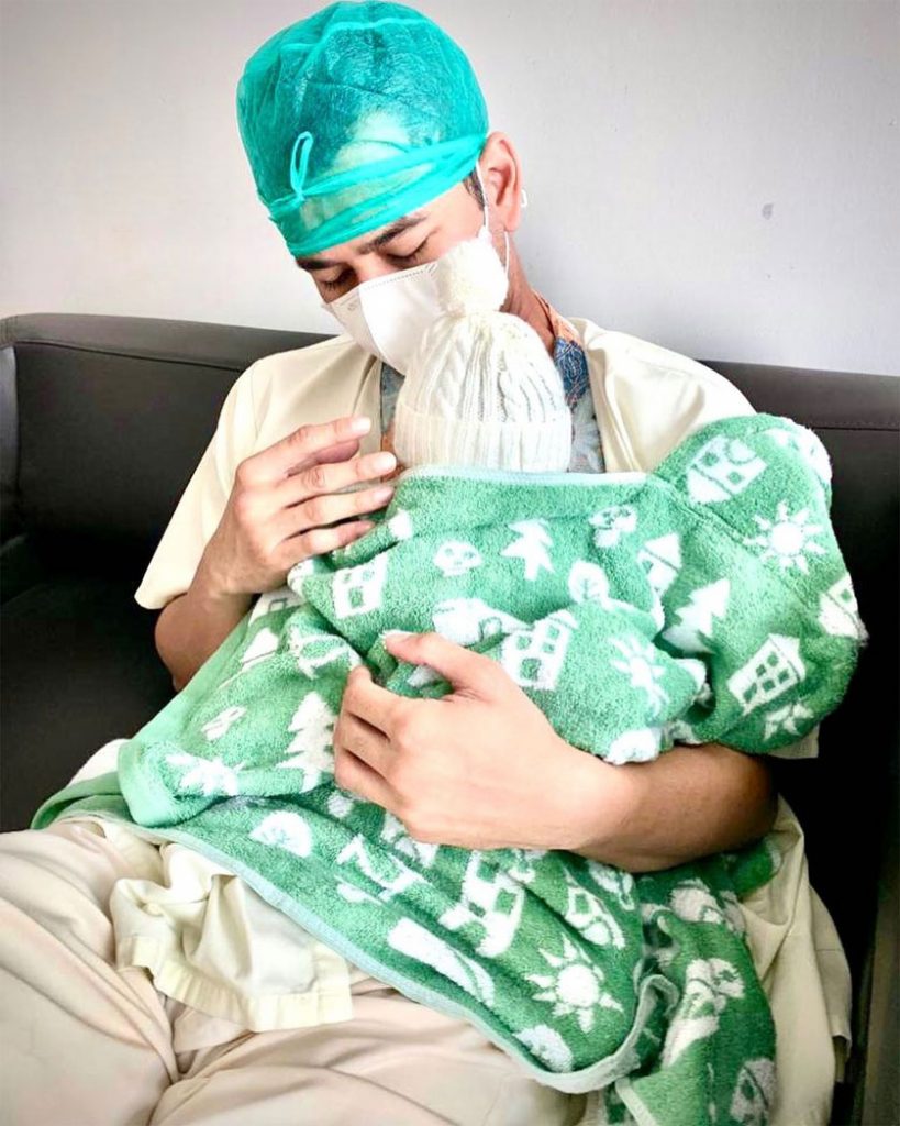 nagita-slavina-melahirkan-anak-foto-ke-dua-adik-rafathar-nama-siapa