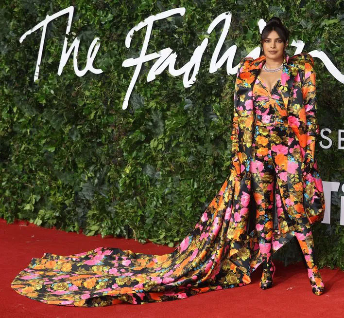 priyanka-chopra-busaan-terbaik-the-fashion-awards-2021