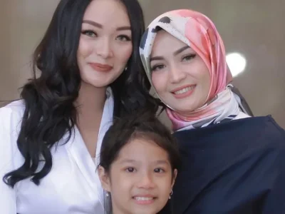 zaskia-gotik-dan-imel-putri-cahyati-akrab