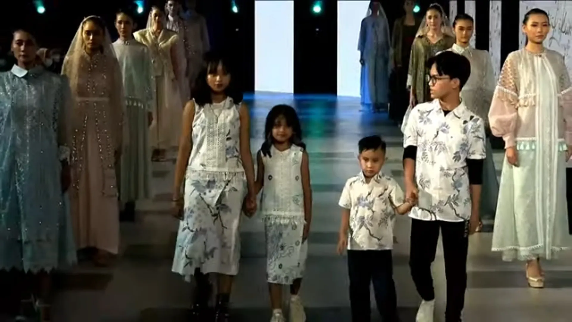 Usung ’Sadagi’, Duo Desainer Cilik Curi Perhatian di Surabaya Fashion Parade 2021