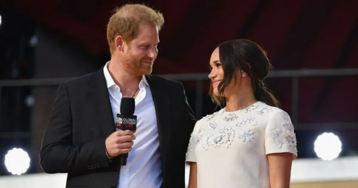 Meghan dan Harry Rilis Kartu Natal, Rambut Kriwil Pangeran Archie Jadi Sorotan. Gemes Banget!