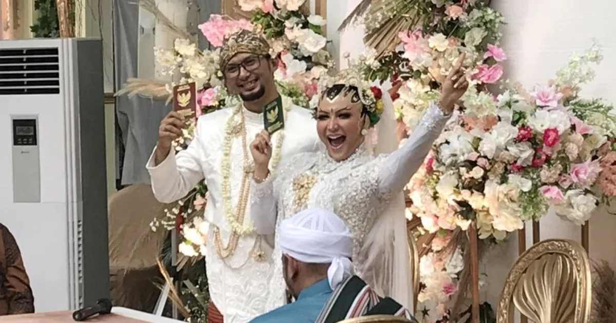 SAH! Roro Fitria Jadi Istri Pengusaha. Ini Deretan Foto-Foto Pernikahannya