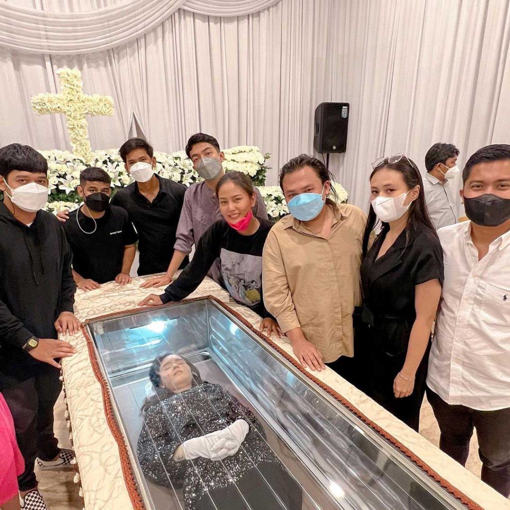 Prosesi Pemakaman Laura Anna