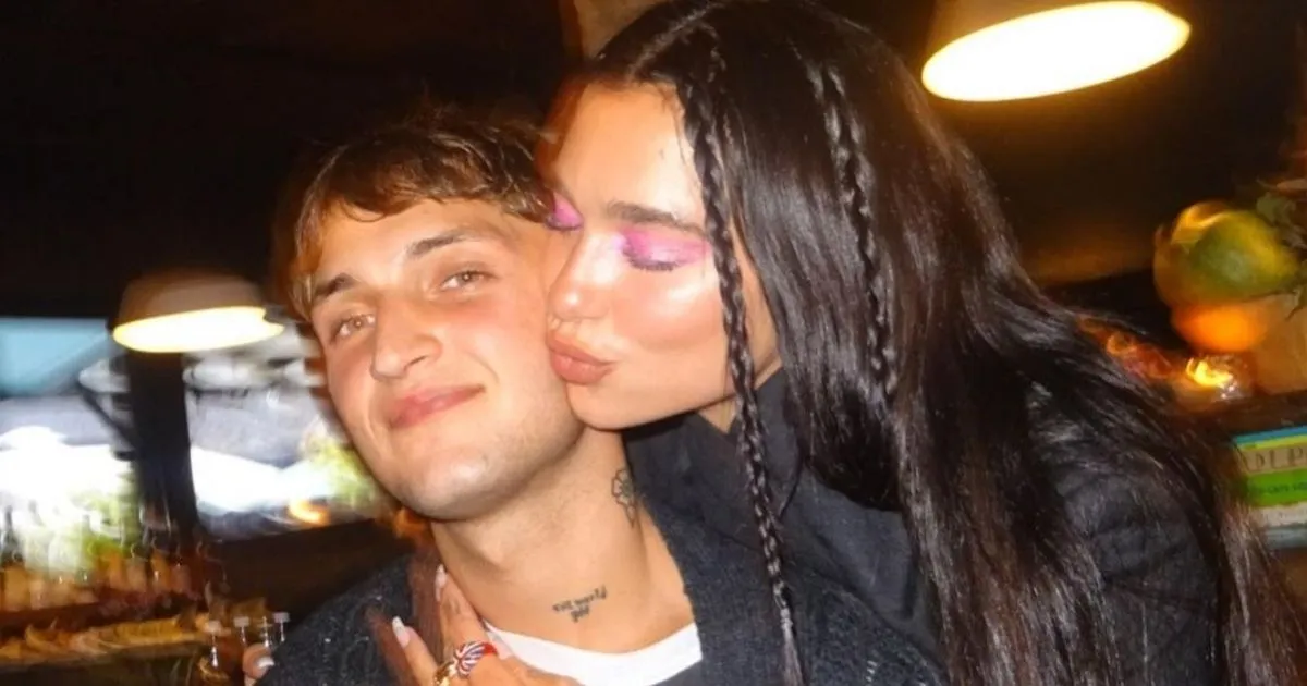 Usai Putus dari Anwar Hadid, Dua Lipa Mandi Air Panas Pakai Bikini Seksi
