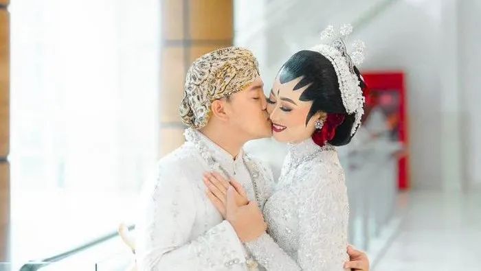 Detik-Detik Kue Pernikahan Danang DA Ambruk Saat Pesta Unduh Mantu. Bikin Syok!