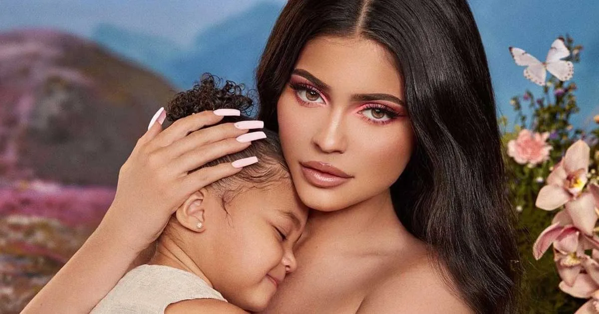 Intip 10 Gaya Kylie Jenner dan Stormi Pakai Baju Kembar. Auto Bikin Gemess!