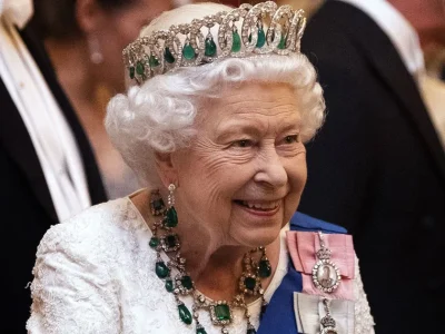 ratu-elizabeth-dipecat