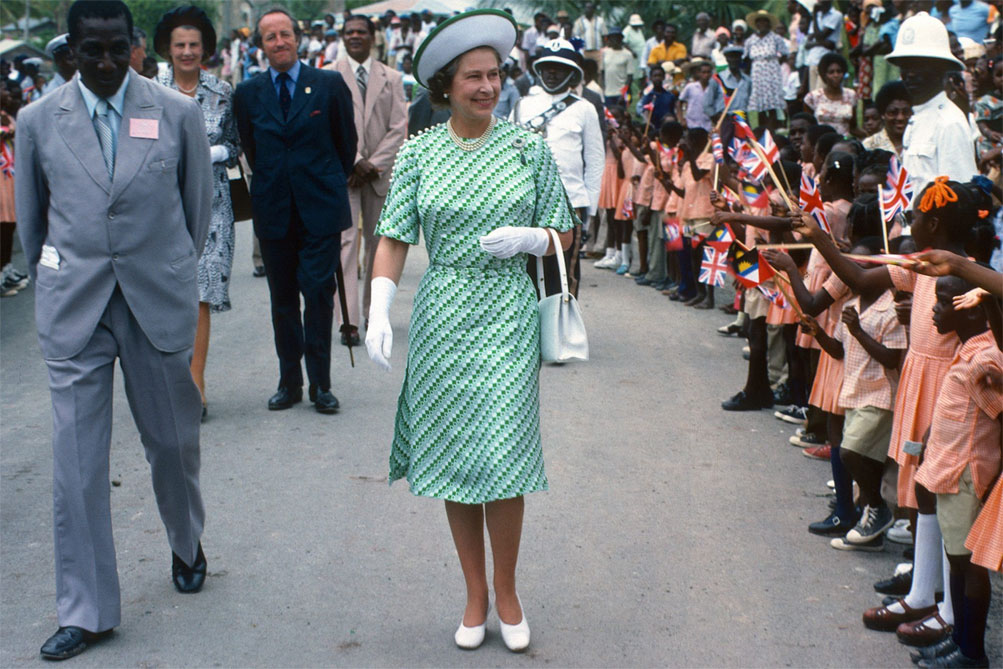 ratu-elizabeth-dipecat-barbados
