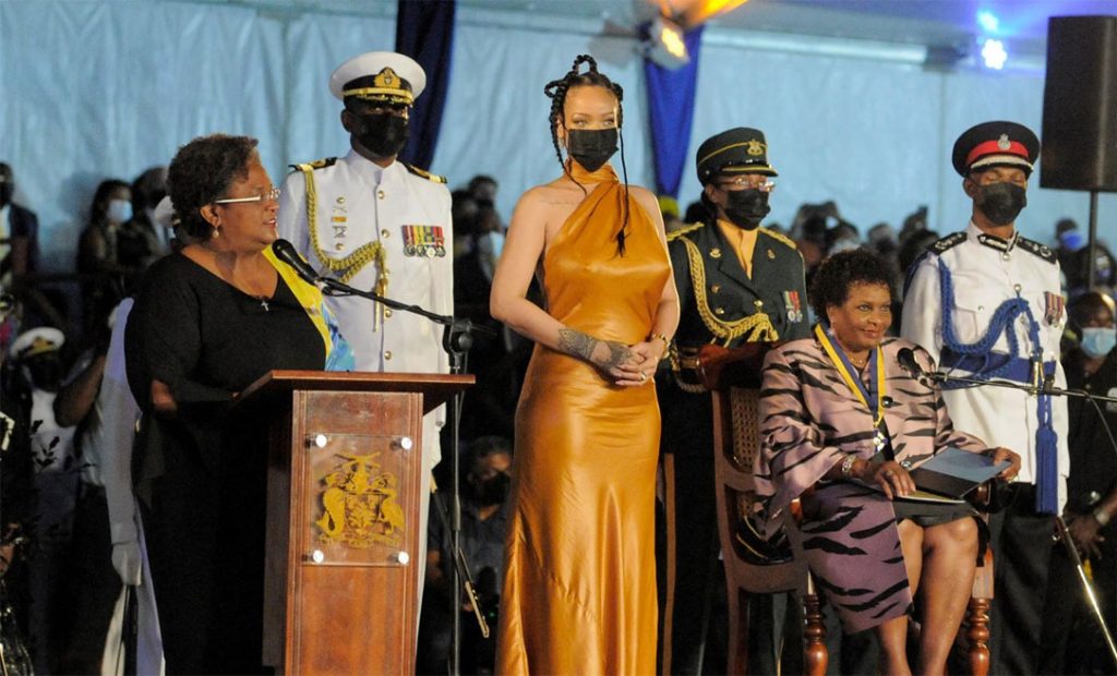 rihanna-pahlawan-nasional-barbados-ratu-elizabeth