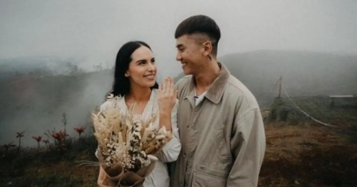 Romantis Abis! Rafael Tan Lamar Kekasihnya di Atas Gunung