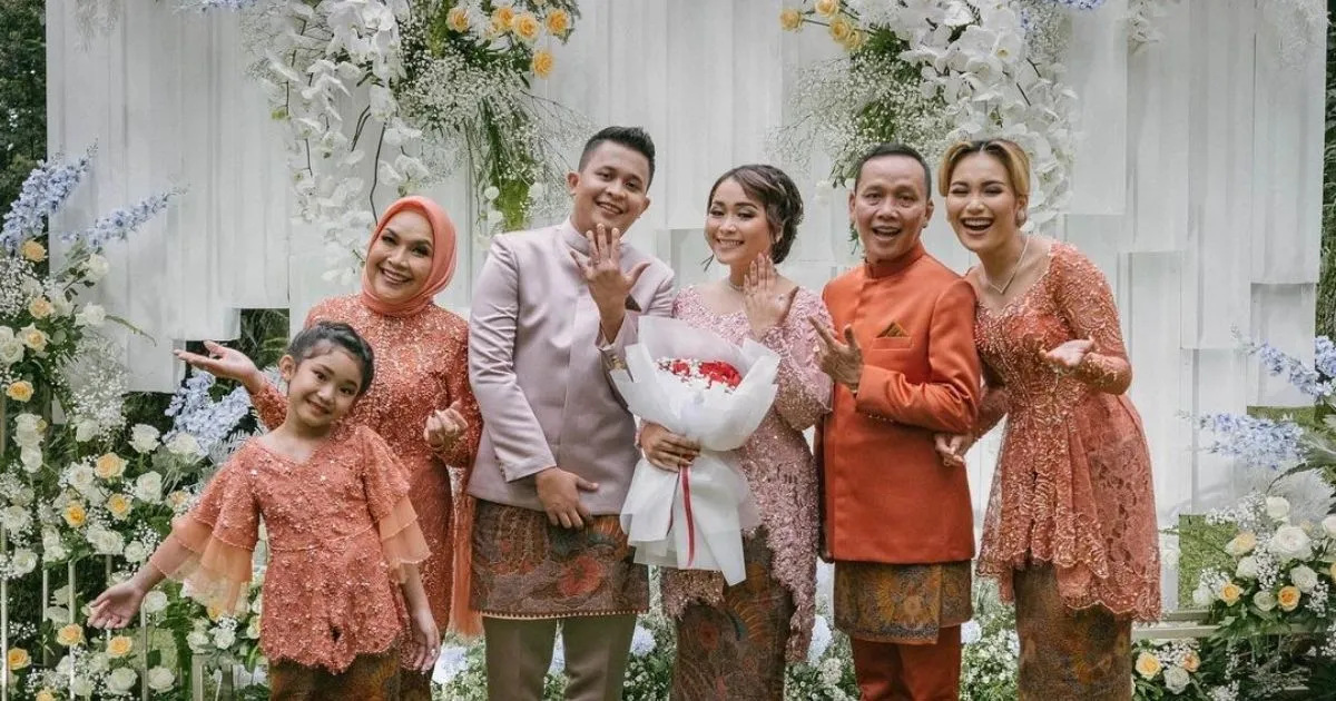 5 Fakta Lamaran Adik Ayu Ting Ting. Bikin Ayah Ojak Nangis Hingga Dapat Puluhan Seserahan