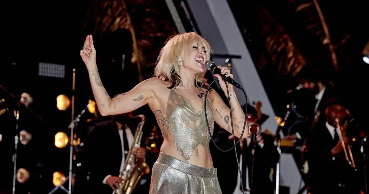 Bajunya Melorot Saat Konser, Miley Cyrus: Semoga yang Nonton Bahagia
