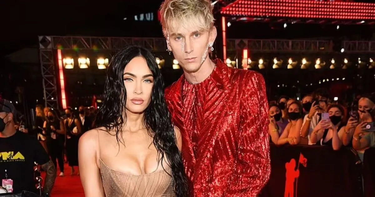Resmi Tunangan, Megan Fox dan Machine Gun Gelar Ritual Minum Darah