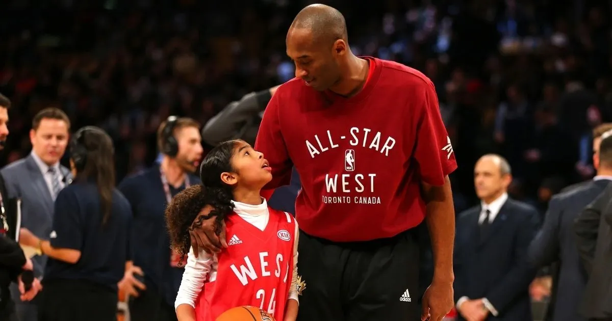 Mendiang Kobe Bryant dan Putrinya Diabadikan dalam Patung Seberat 80 Kg