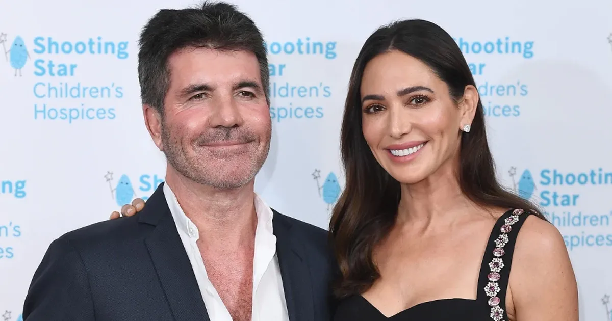 Romantis Banget! Yuk Intip Foto Simon Cowell Berlutut di Depan Kekasihnya