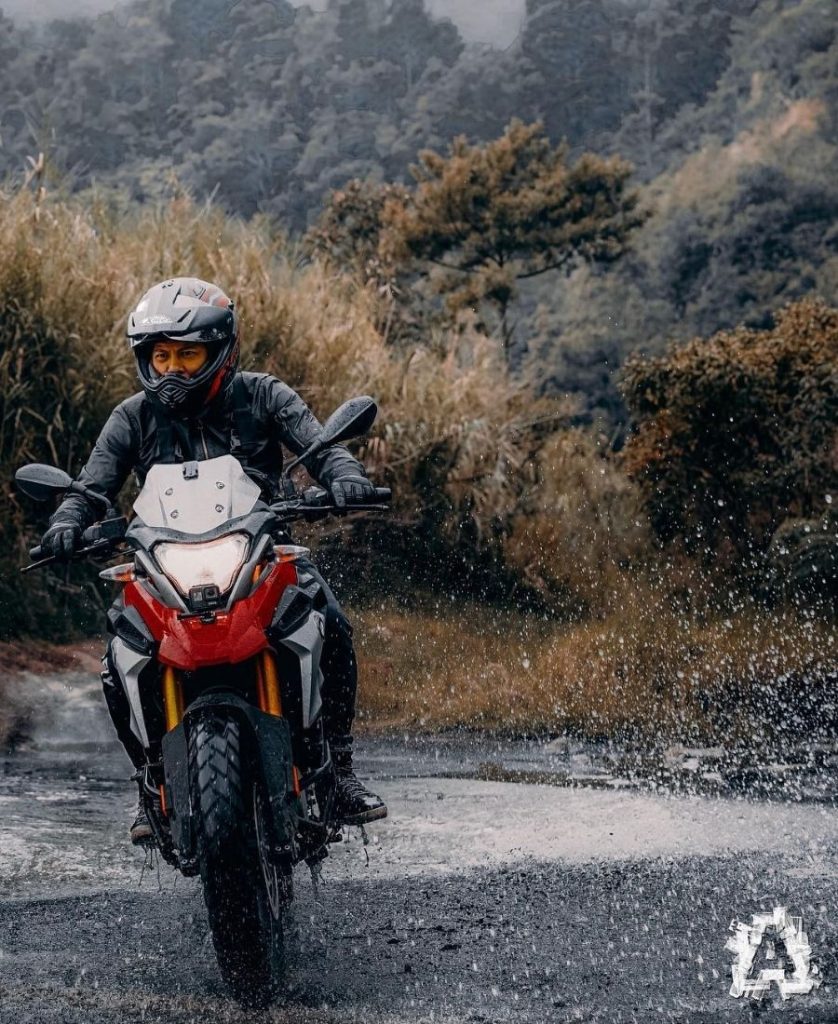 ariel mengendarai motor sporty