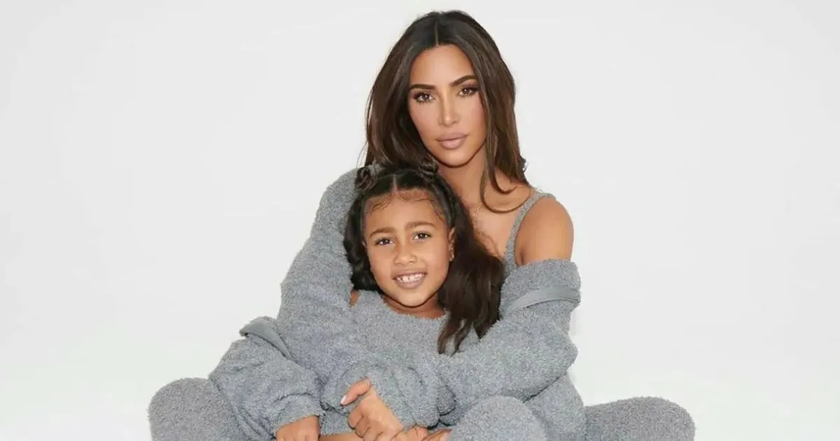 Makin Stylish. Ini Gaya Berbusana North West yang Nggak Kalah Cetar dari Kim Kardashian