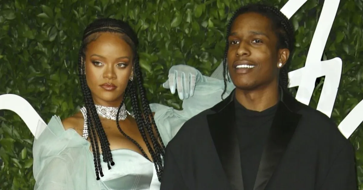 Akhirnya Hamil! Rihanna Terlihat Lebih Cantik Pamer Baby Bump