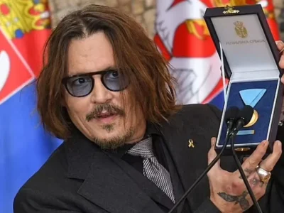 johnny depp dapat medali emas