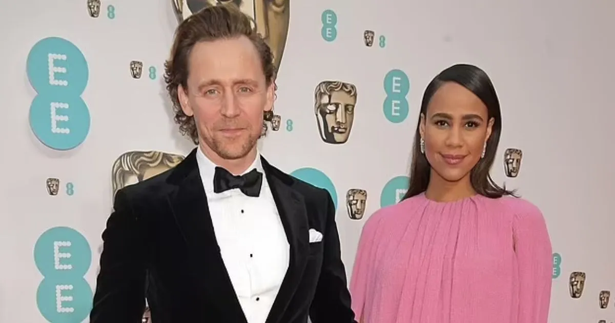 Sembunyikan Cincin Berlian Besar. Tom Hiddleston dan Zawe Ashton Udah Tunangan?