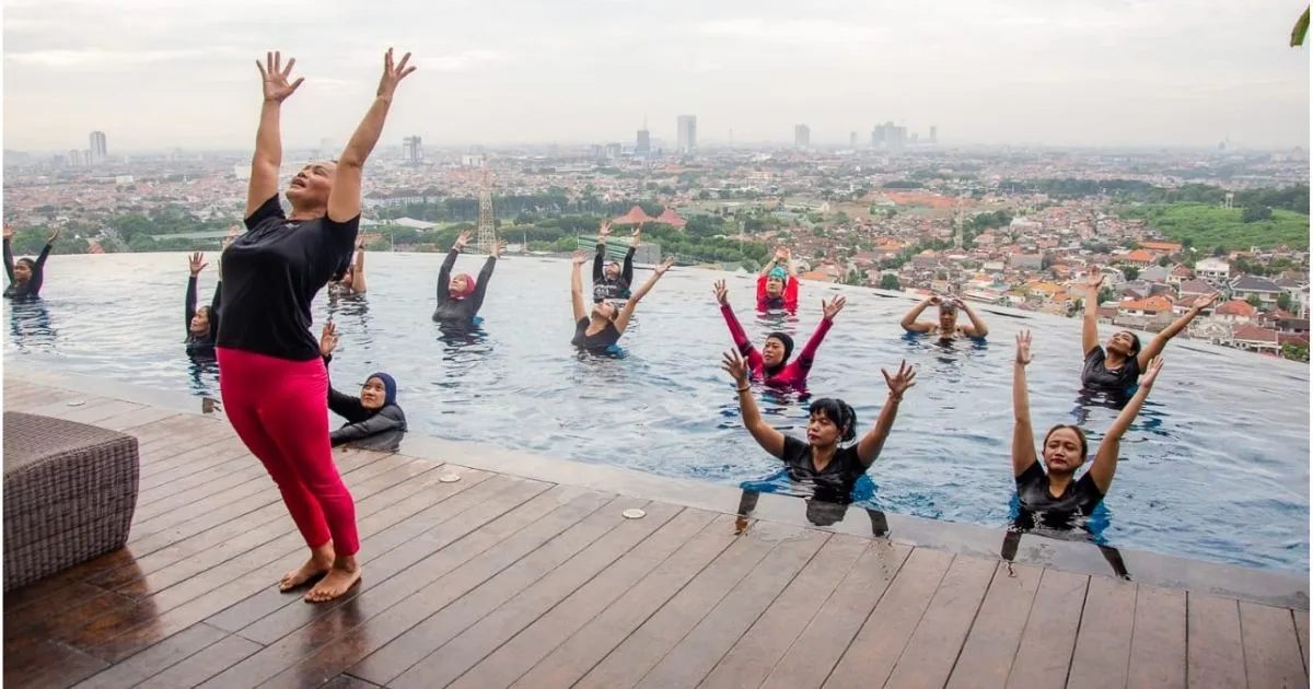Rayakan Hari Kebahagiaan, Wanita Surabaya Lakukan Aqua Yoga. Apa Sih Manfaatnya?