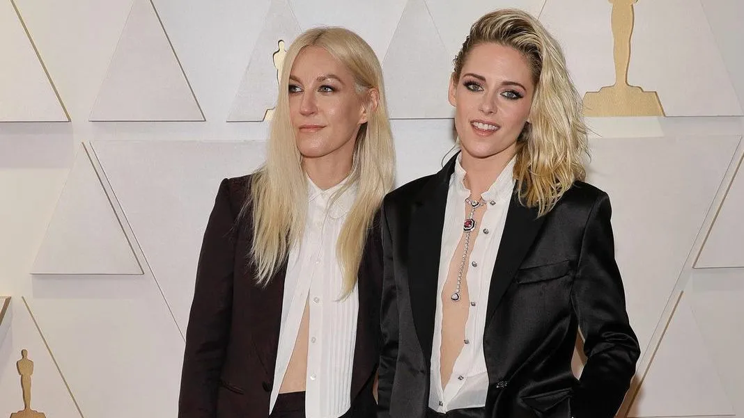 Hot! Tampil Maskulin, Kristen Stewart Cium Wanita Tunangannya di Red Carpet Oscar 2022