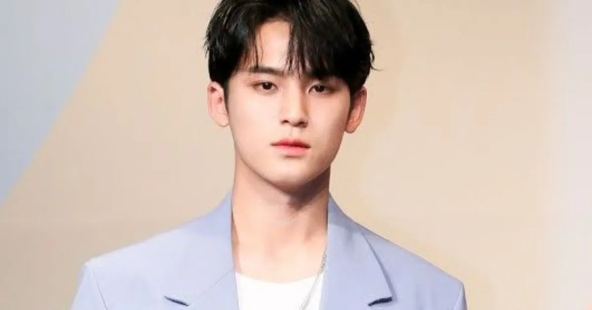 Mingyu ‘Seventeen’ Terpergok Peluk Wanita. Siapa Dia?
