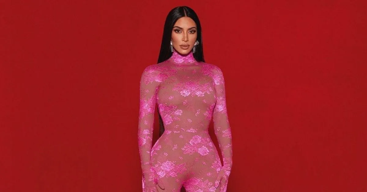 Penampilan Penuh Lakban Ala Kim Kardashian di Paris Fashion Week. Ingin Coba?