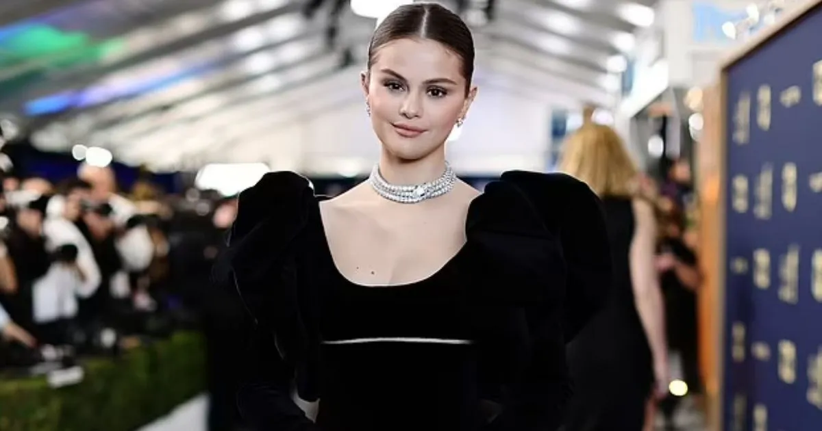 Intip Foto-Foto Selena Gomez Tanpa Alas Kaki Saat di SAG Awards 2022