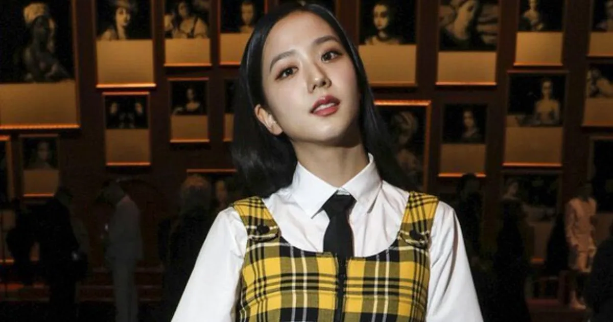 Hadir di Paris Fashion Week 2022, Outfit Jisoo ‘Blackpink’ Dikritik Seperti Pakai Seragam Sekolah