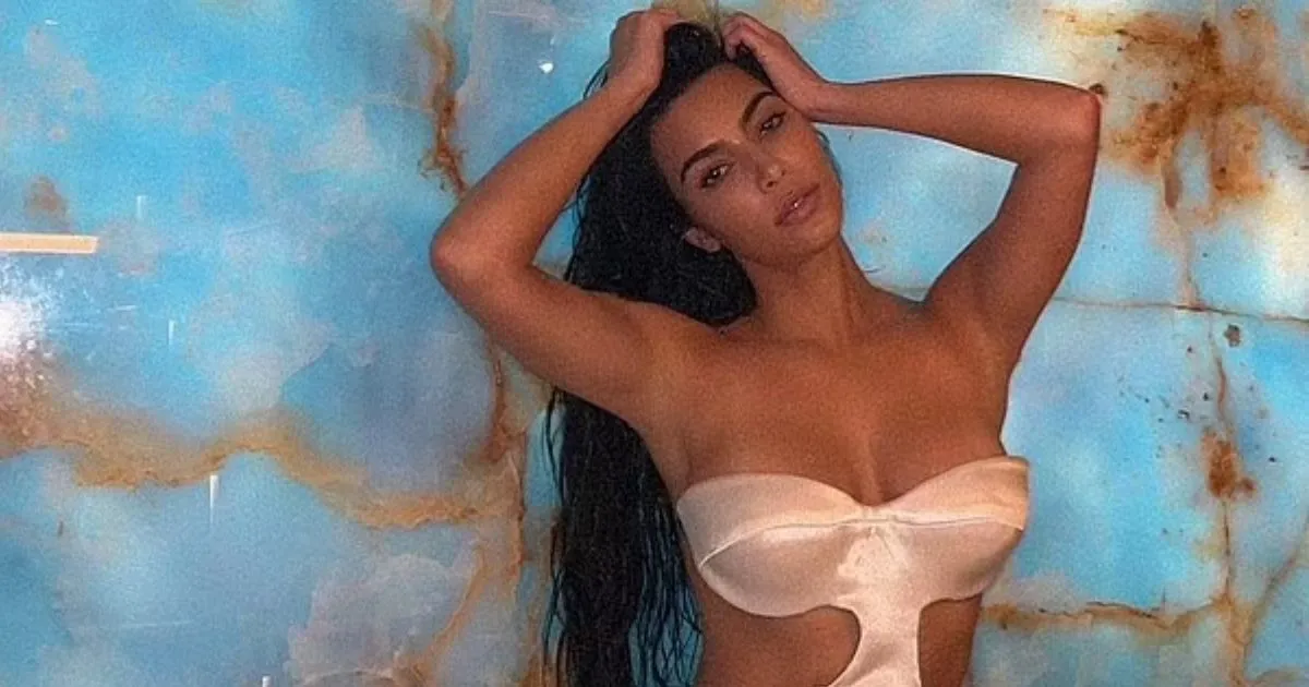Demi Tampil Cetar, Kim Kardashian Rela Kenakan Popok