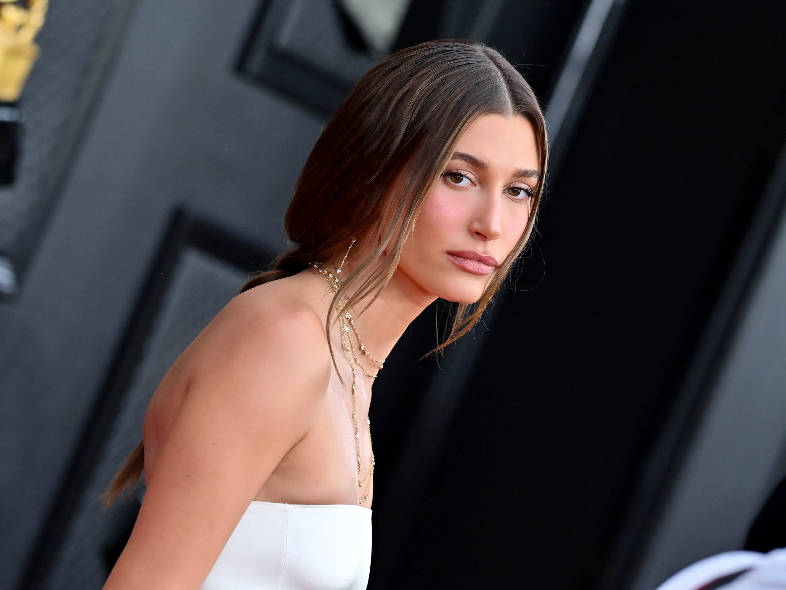 Hailey Bieber Ngaku Kena Stroke Gara-Gara Minum Pil KB