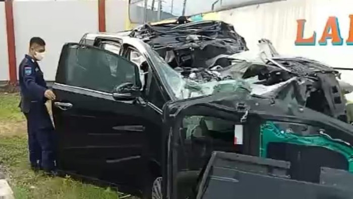 mobil toyota vellfire ringsek menghantam bagian belakang truk