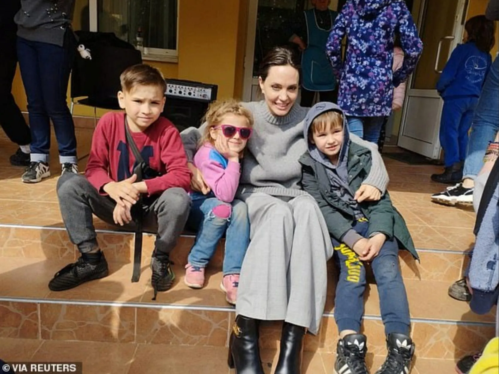 Kunjungi Pengungsi, Angelina Jolie Justru Terpaksa Diungsikan